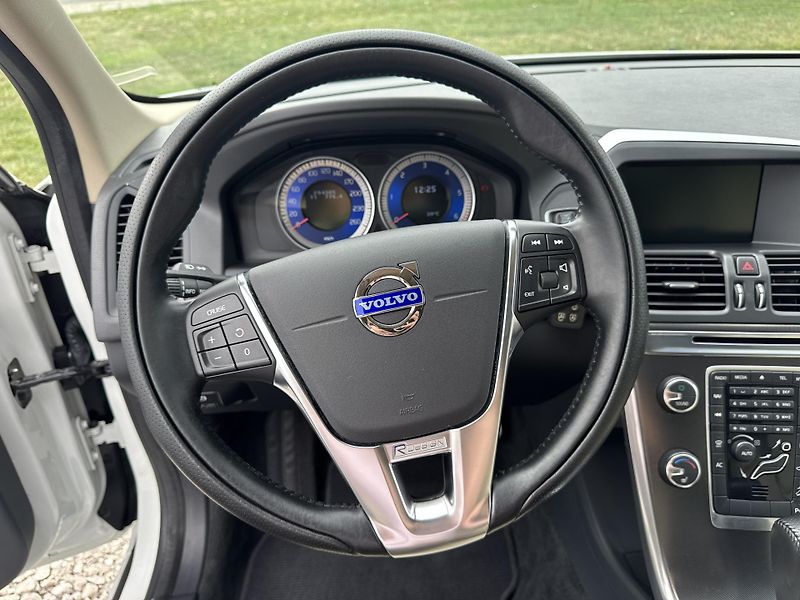 Volvo XC60 2,4 D3 R-DESIGN AWD AT - fotka 11 z 24