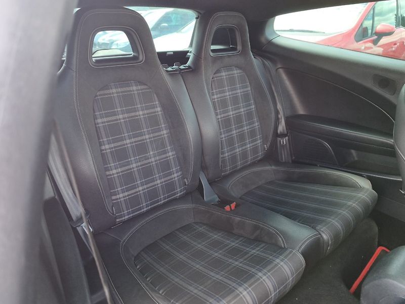 Volkswagen Scirocco (2011) - fotka 21 z 34