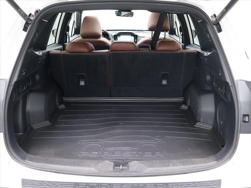 Subaru Forester 2,0 e-EyeSight 100kW CZ CVT - fotka 10 z 35