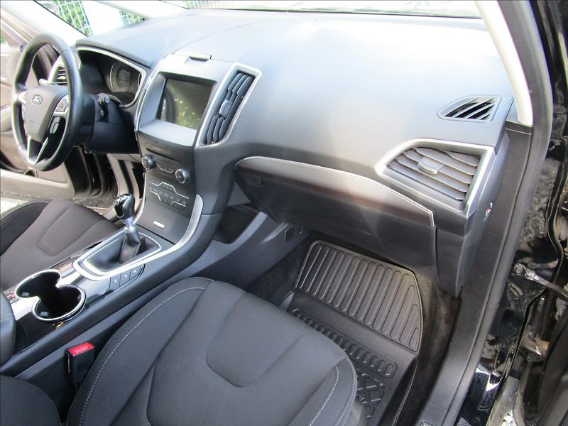 Ford S-MAX 1.5 EcoBoost, aut. klima, LED - fotka 17 z 44