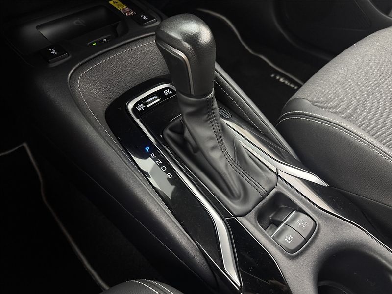 Toyota Corolla 1,8 HYBRID STYLE ACC 1.MAJ ČR - fotka 27 z 42
