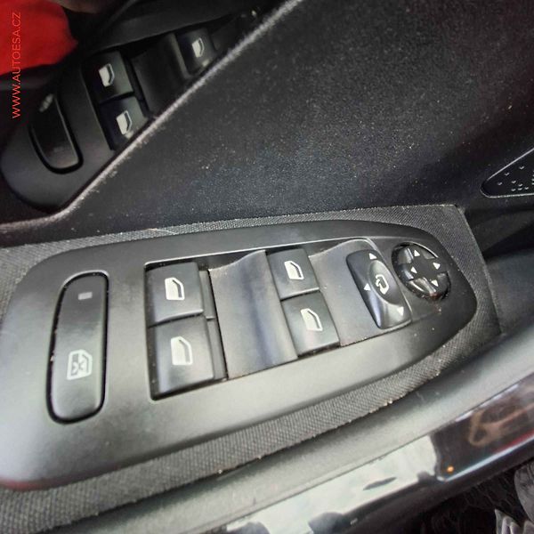 Peugeot 2008 (2019) 1.2PT, 1.maj,ČR, Active, AC - fotka 12 z 19