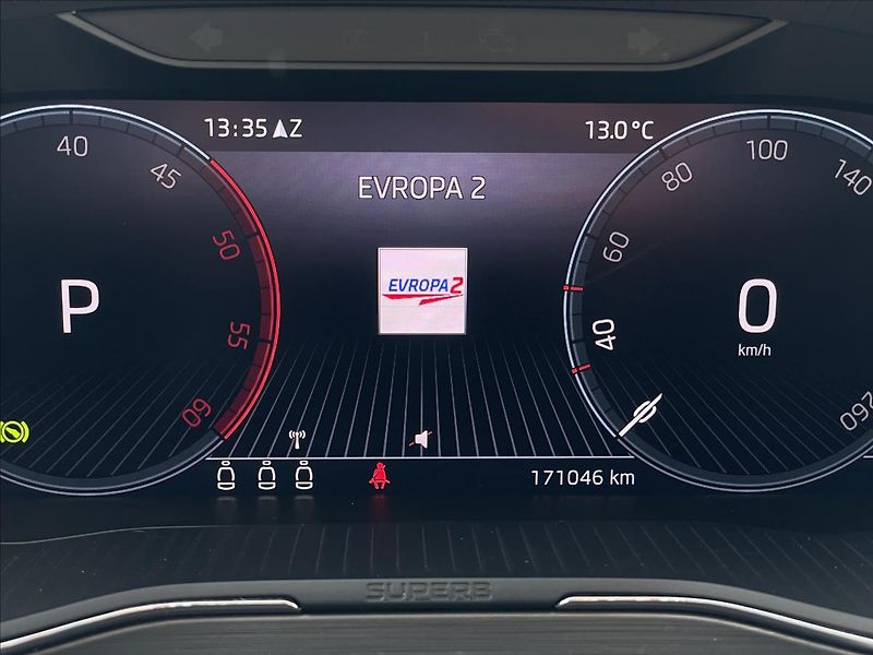 Škoda Superb 2,0 TDI DSG Combi Style Extra - fotka 10 z 24