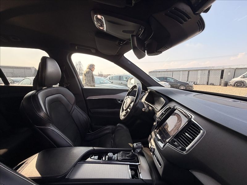 Volvo XC90 2,0 R-DESIGN SERVISKA TAŽNÉ - fotka 33 z 42