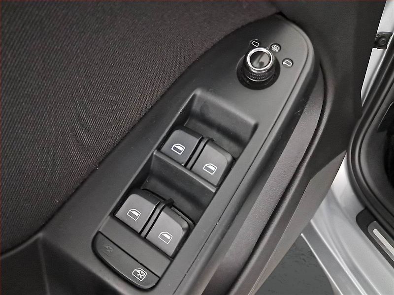 Audi A4 (2010) 2.0 TDI, nová STK - fotka 15 z 15