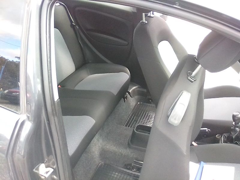 Fiat Punto (2010) 1.2i , 2.majitel - fotka 26 z 32