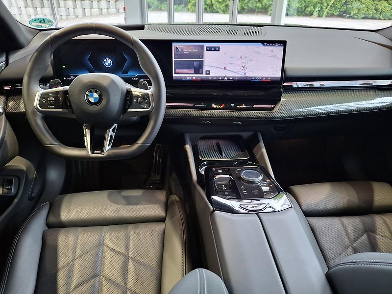 BMW Řada 5 540d xDrive Touring M-Sport  - fotka 10 z 27
