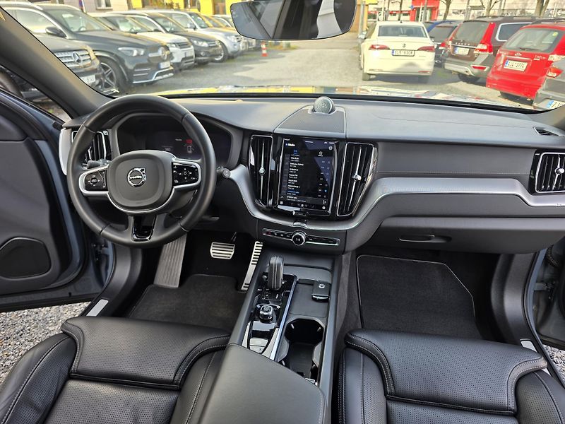 Volvo XC60 2.0 D R-Designe Bowers&Wilkins - fotka 24 z 34
