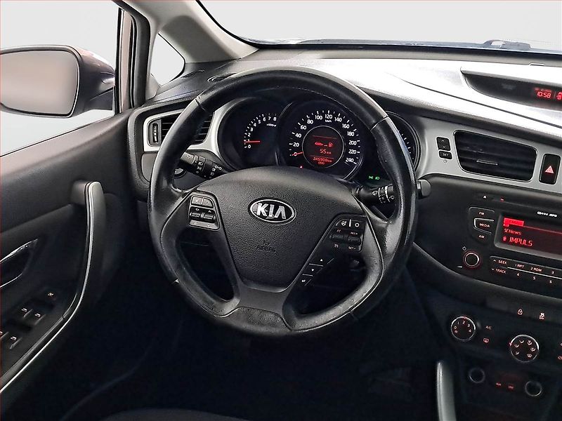 Kia Ceed (2013) 1.6 GDI, nová STK, zamluveno - fotka 14 z 14