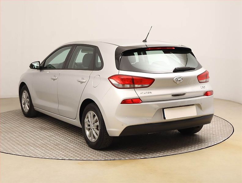 Hyundai i30 (2017) 1.0 T-GDI, Tempomat - fotka 4 z 21