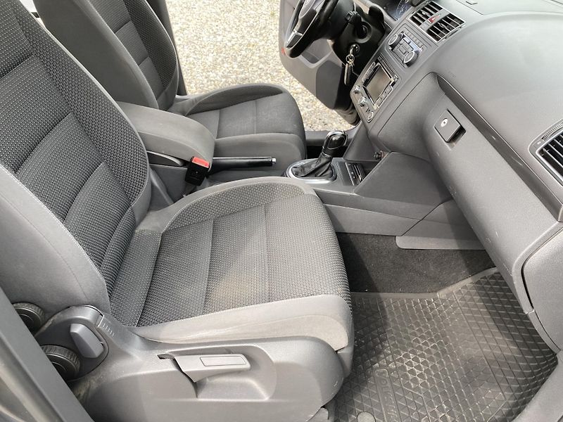 Volkswagen Touran 2.0TDi 140PS DSG TAŽNÉ - fotka 33 z 47