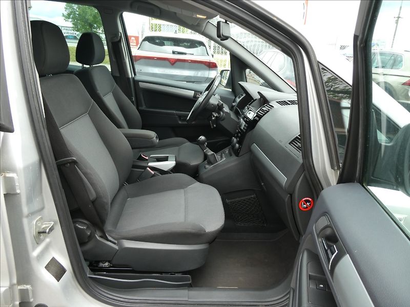 Opel Zafira 1,8 i 16V klima, závěs - fotka 22 z 38
