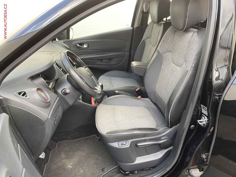 Renault Captur (2017) 1.2 TCe, Crossboarder, navi - fotka 9 z 18