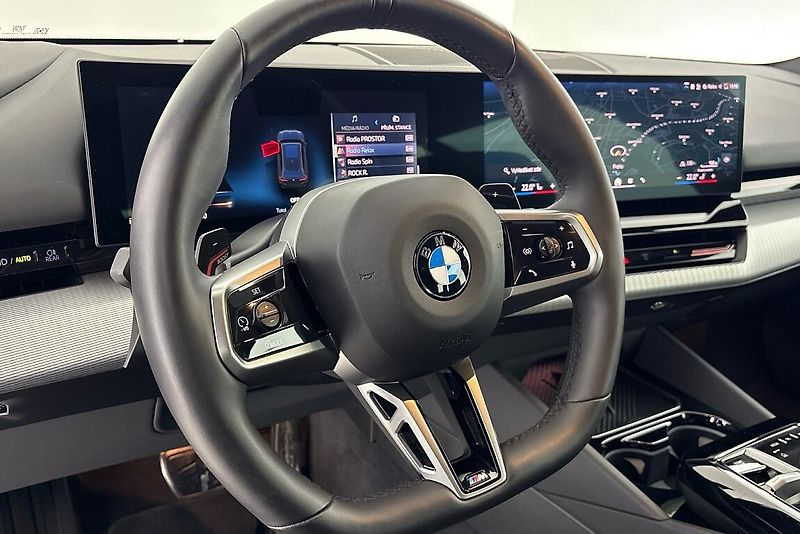 BMW Řada 5 540d xDrive Touring - fotka 18 z 24