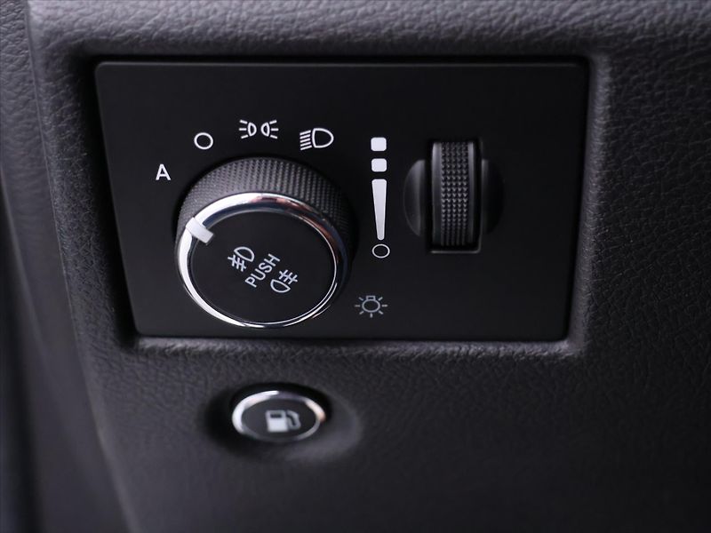 Jeep Grand Cherokee 3,0 CRDI 184kW Summit 4x4 CZ - fotka 21 z 43