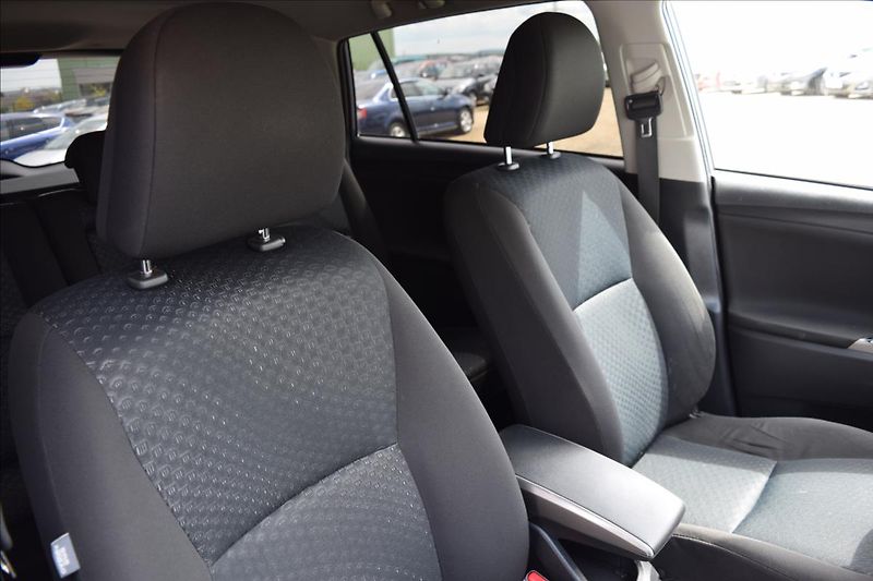 Toyota Verso 1,6 i 97KW NÍZKÉ KM 2XKOLA - fotka 24 z 48