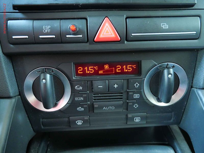 Audi A3 (2007) 1.6i, AC, tempo - fotka 17 z 18