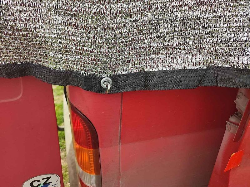 Protisluneční plachta na auto pomáhá výrazně snížit teplotu v interiéru.