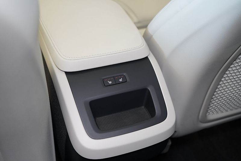 Volvo XC90 B5 PLUS AWD, Vzduch, Ventilace - fotka 43 z 47