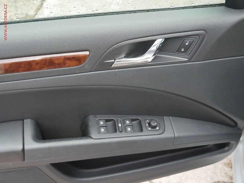 Škoda Superb (2014) 2.0 TDi 4x4, DSG, panor, navi - fotka 18 z 19
