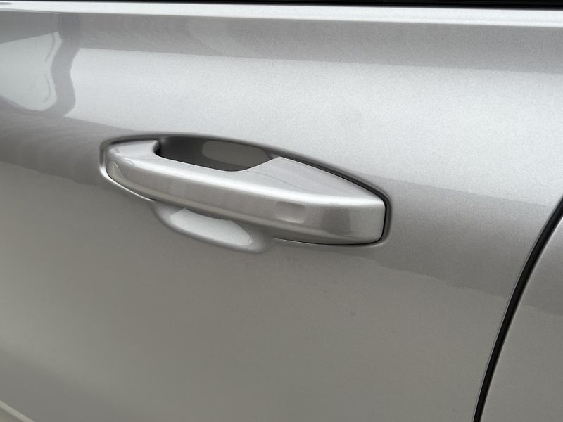 Volvo V60 B4 DARK PLUS 1. maj. - fotka 16 z 41