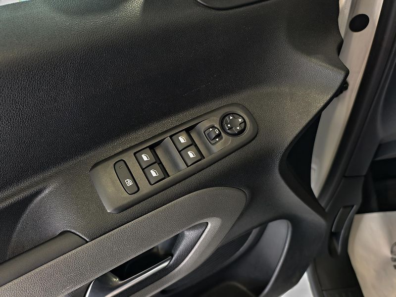 Peugeot Rifter 1.5 BHDi 96kW 7 MÍST, LANE, ČR - fotka 17 z 21