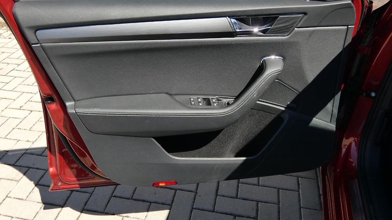 Škoda Superb 2,0 TDI DSG Style - fotka 8 z 26