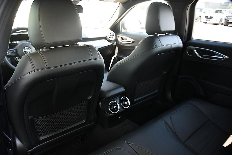 Alfa Romeo Giulia 2,0 VELOCE 16V 206kW AT8-Q4 - fotka 18 z 54