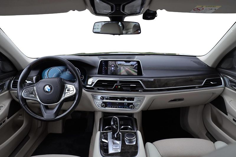 BMW Řada 7 750Li xDrive - fotka 13 z 25