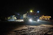 Na stavbě dálnice D11 se pracuje i za tmy
