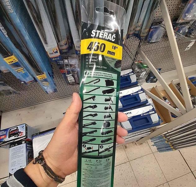 Stěrače v takzvané montážní poloze u vozu Škoda Fabia.