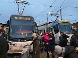 Vánoční flotila pražského dopravního podniku letos poprvé vyjela v sobotu vpodvečer ze střešovické vozovny.