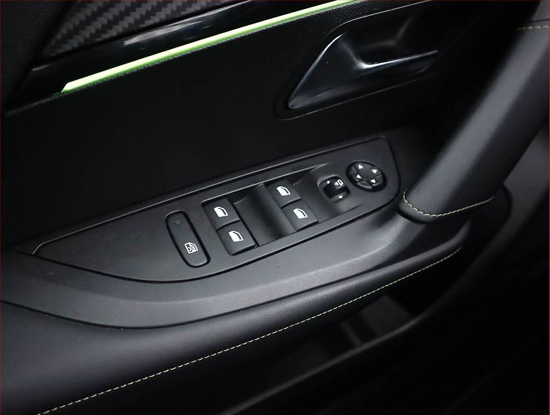 Peugeot 2008 (2023) GT 1.2 PureTech - fotka 17 z 21