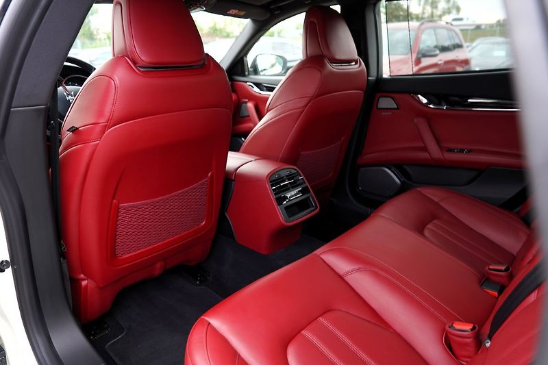 Maserati Quattroporte S Q4 3.0i V6/410 PS/automat/B& - fotka 31 z 50