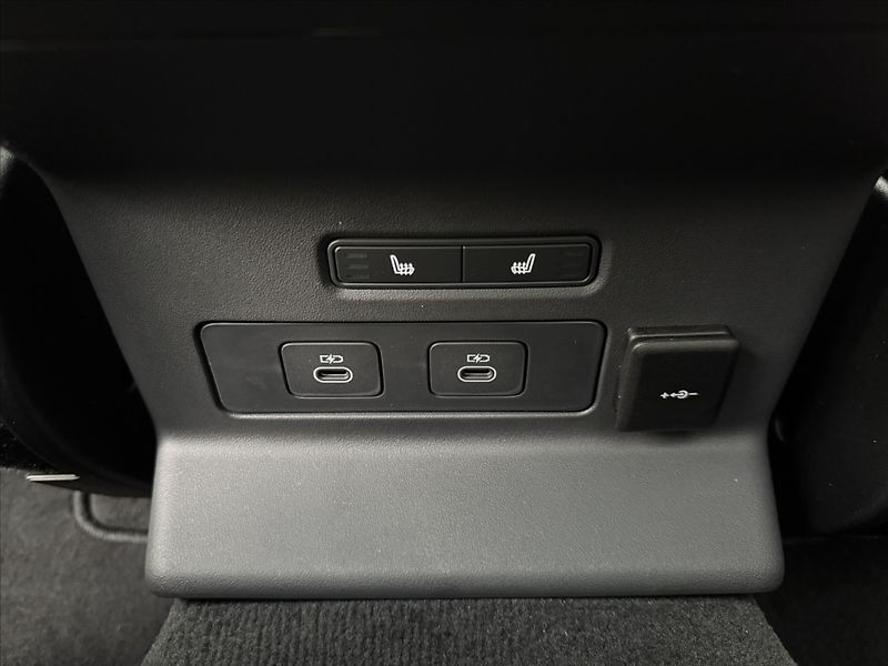 Land Rover Range Rover Velar 3,0   DYNAMIC SE P400 - fotka 19 z 21