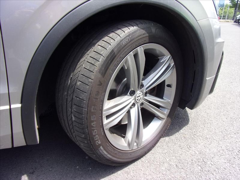 Volkswagen Tiguan 2,0 TSI R-Line 4Motion DSG - fotka 27 z 30