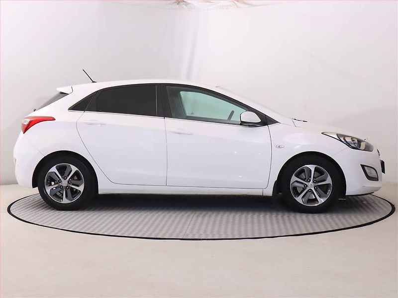 Hyundai i30 (2015) 1.6 MPI, Tempomat - fotka 6 z 17