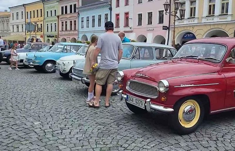 Svitavské náměstí bylo plné veteránů.
