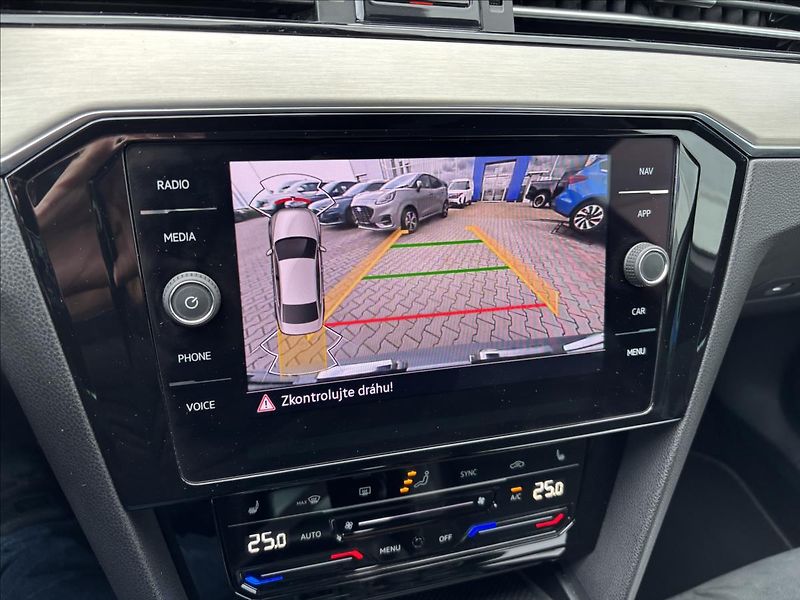 Volkswagen Passat 2,0 TDI R-Line 140kW - fotka 32 z 47