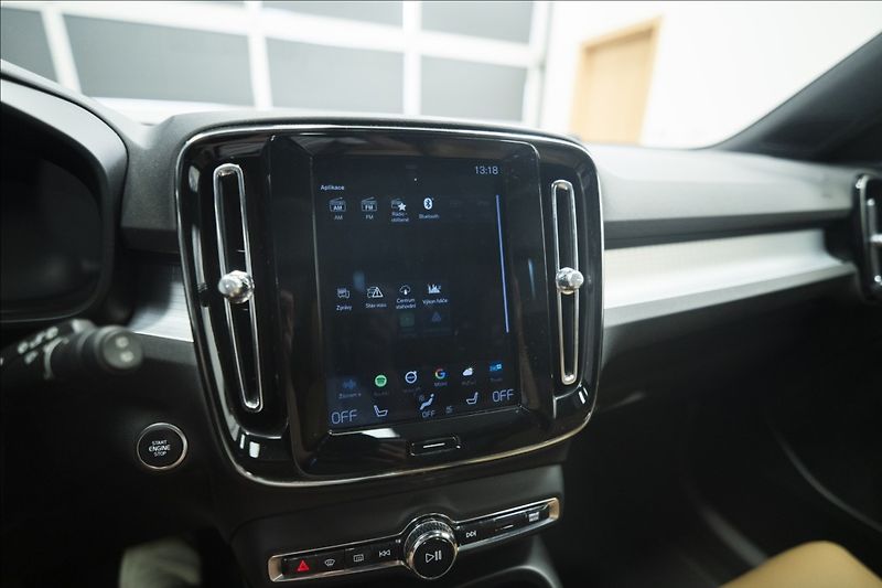 Volvo XC40 2,0 D4 AWD NAVI KAMERA TAŽNÉ - fotka 38 z 46