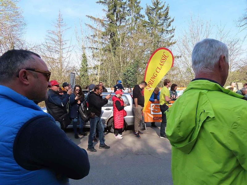Michal a Jonáš Pavlíčkovi na startu. Rallye Spring Classic startovalo v sobotu 12. dubna dopoledne z jihočeského Tábora. Na trasu 231 kilometrů vyrazilo 100 posádek.