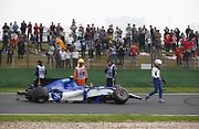 F1 2017 GP Číny - Antonio Giovinazzi (Sauber) opouští svůj monopost po nehodě v Q1