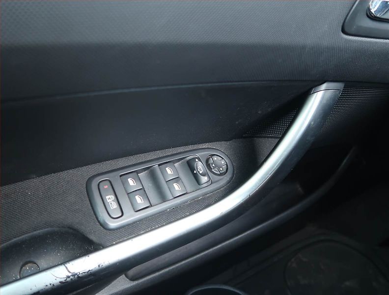 Peugeot 308 (2014) 1.6 VTi, po STK, jezdí výborně - fotka 14 z 14