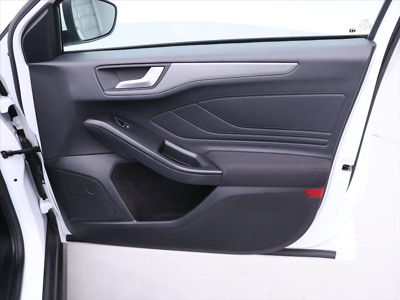Ford Focus 1,0 EcoBoost 74kW CZ DPH - fotka 12 z 34