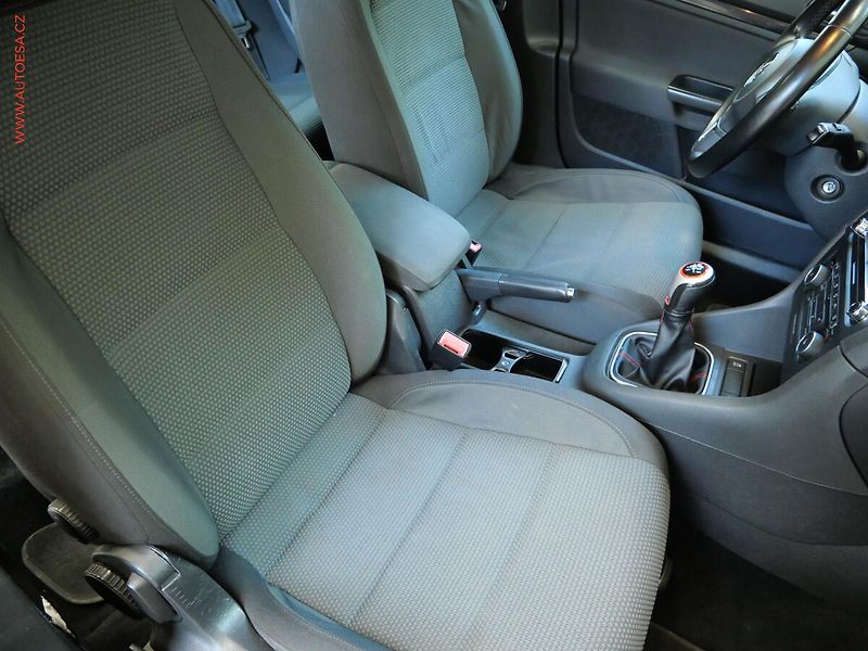 Volkswagen Golf (2011) 1.6 TDi, AC, park.asist - fotka 11 z 17