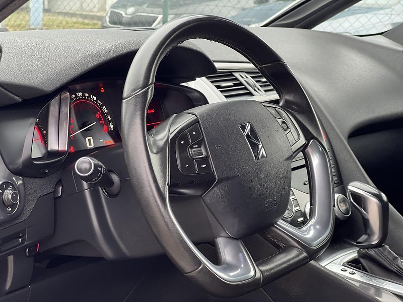 Citroën DS5 2.0HDi AUTOMAT NAVI KAMERA - fotka 15 z 43
