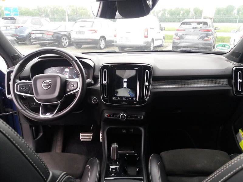 Volvo XC40 2.0D4,140kW,AWD R- DESIGN !! - fotka 11 z 23