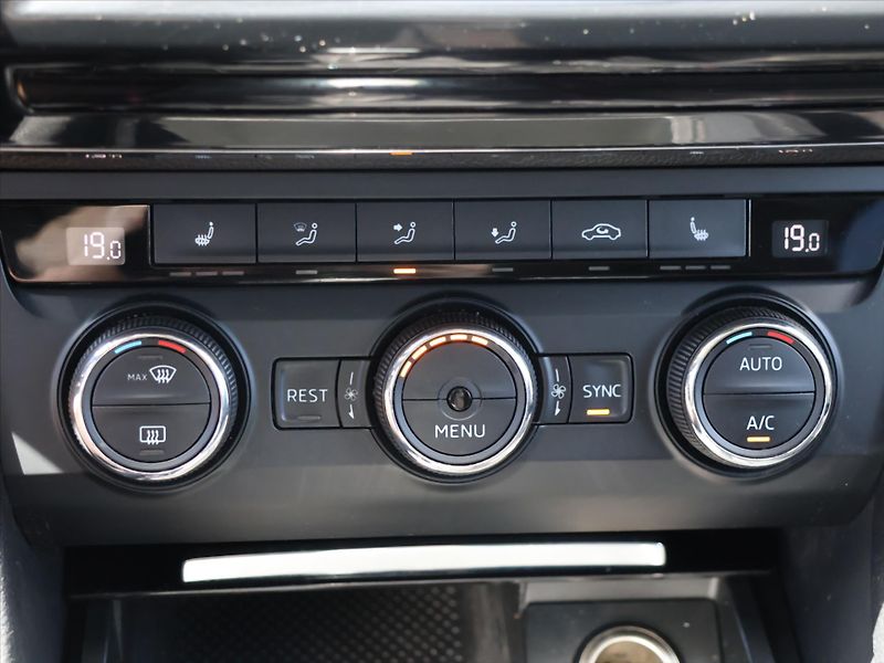 Škoda Superb 2,0 TDI 110kW DSG Xenon CZ - fotka 18 z 28