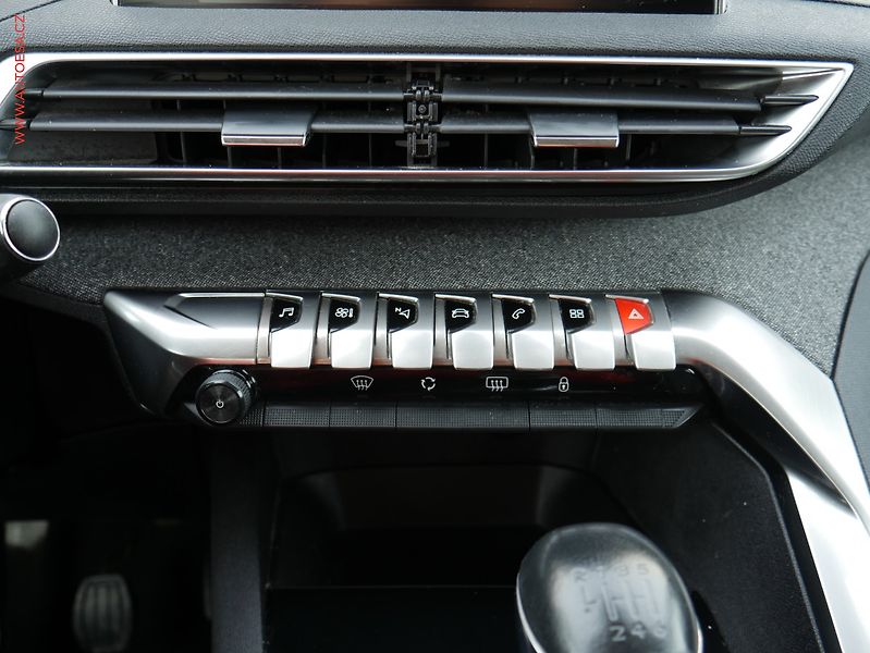 Peugeot 3008 (2019) 1.5 HDi, Allure, navi, kamera - fotka 14 z 17