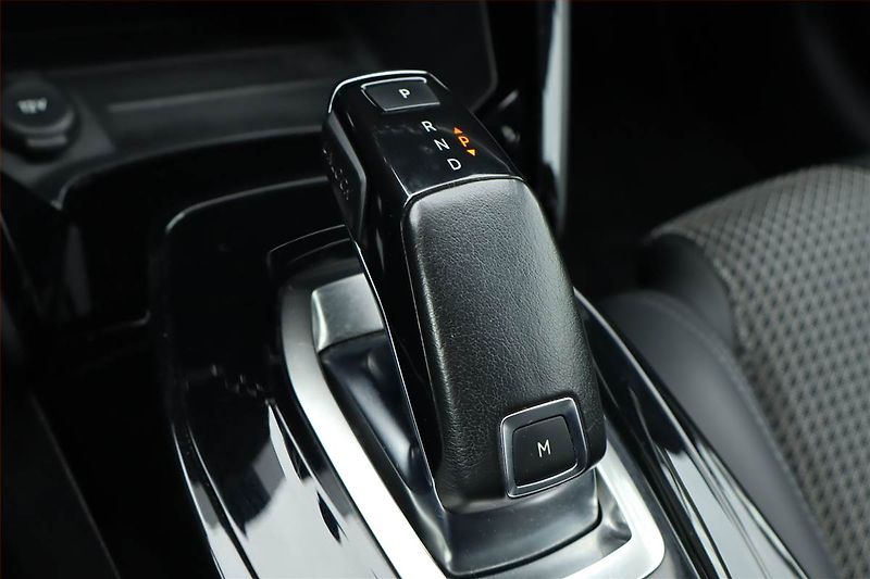 Peugeot 208 (2020) GT Pack 1.2 PureTech, Automat - fotka 13 z 27